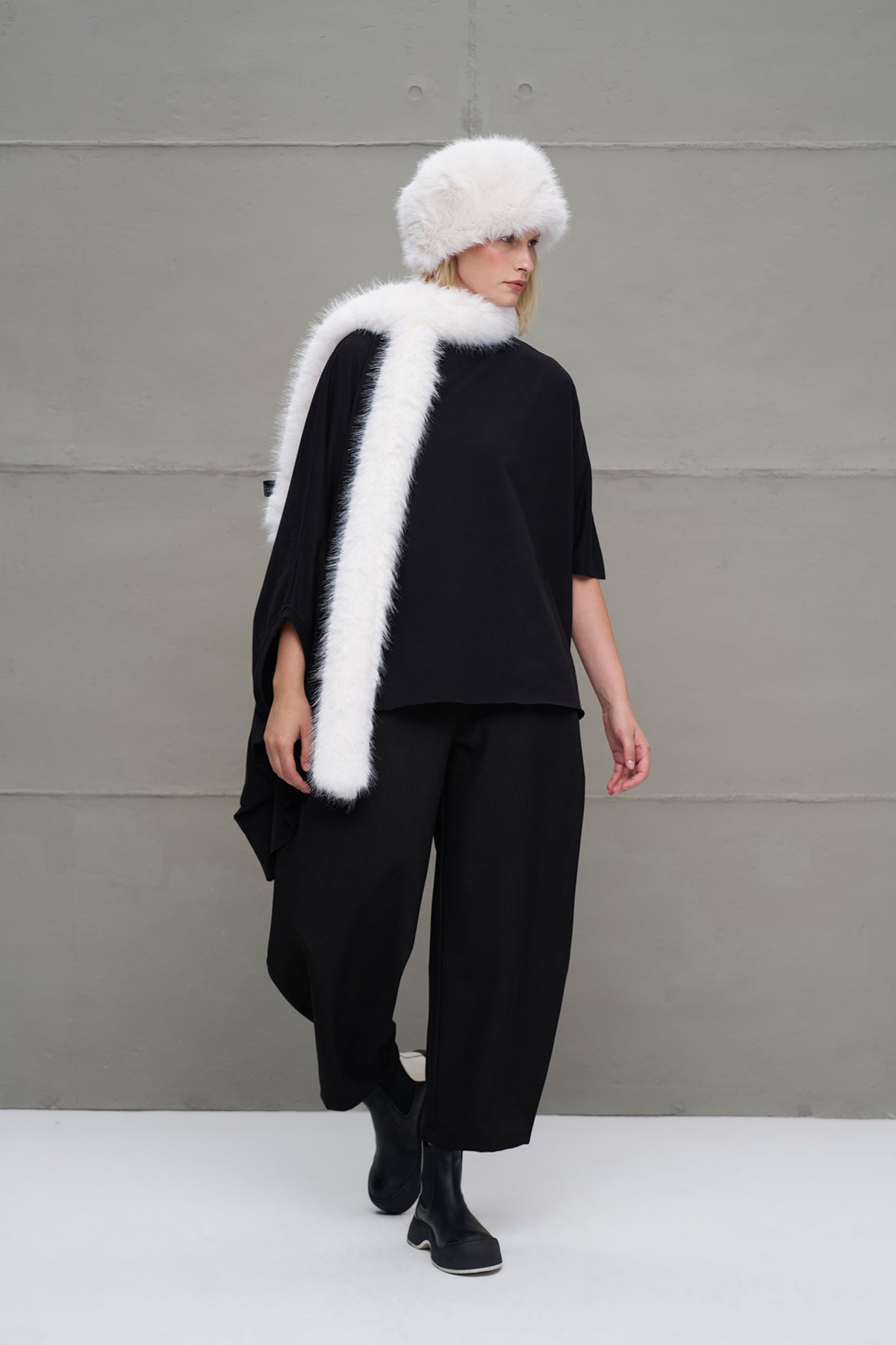 Off White Faux Fur Scarf Pencel