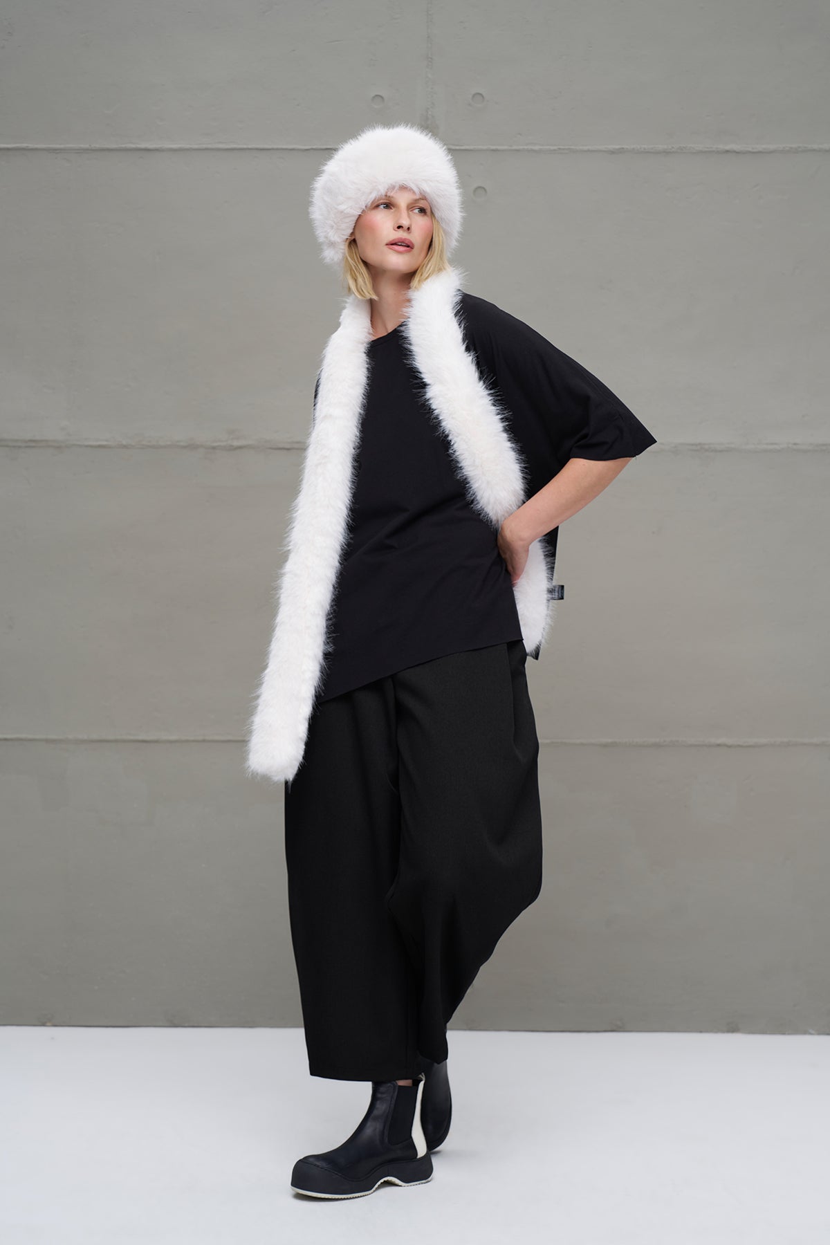 Off White Faux Fur Scarf Pencel