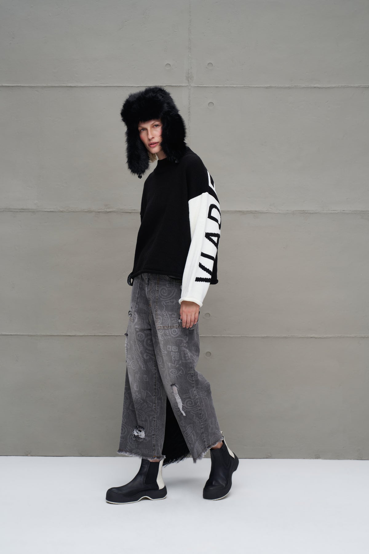 Black Off White Knit Sweater 18068