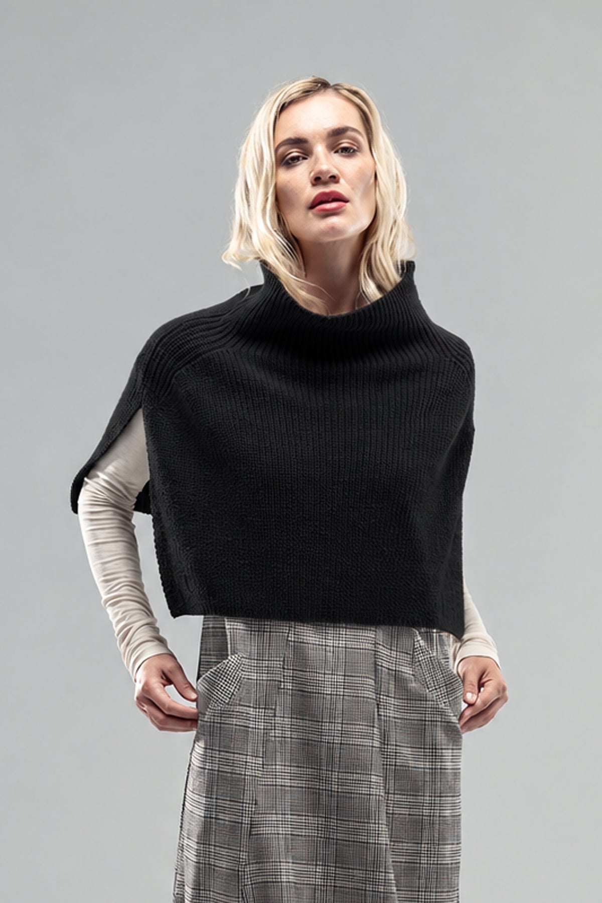 Black Poncho 20015