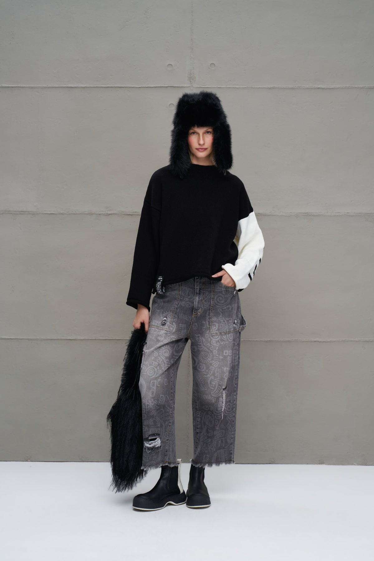 Black Off White Knit Sweater 18068